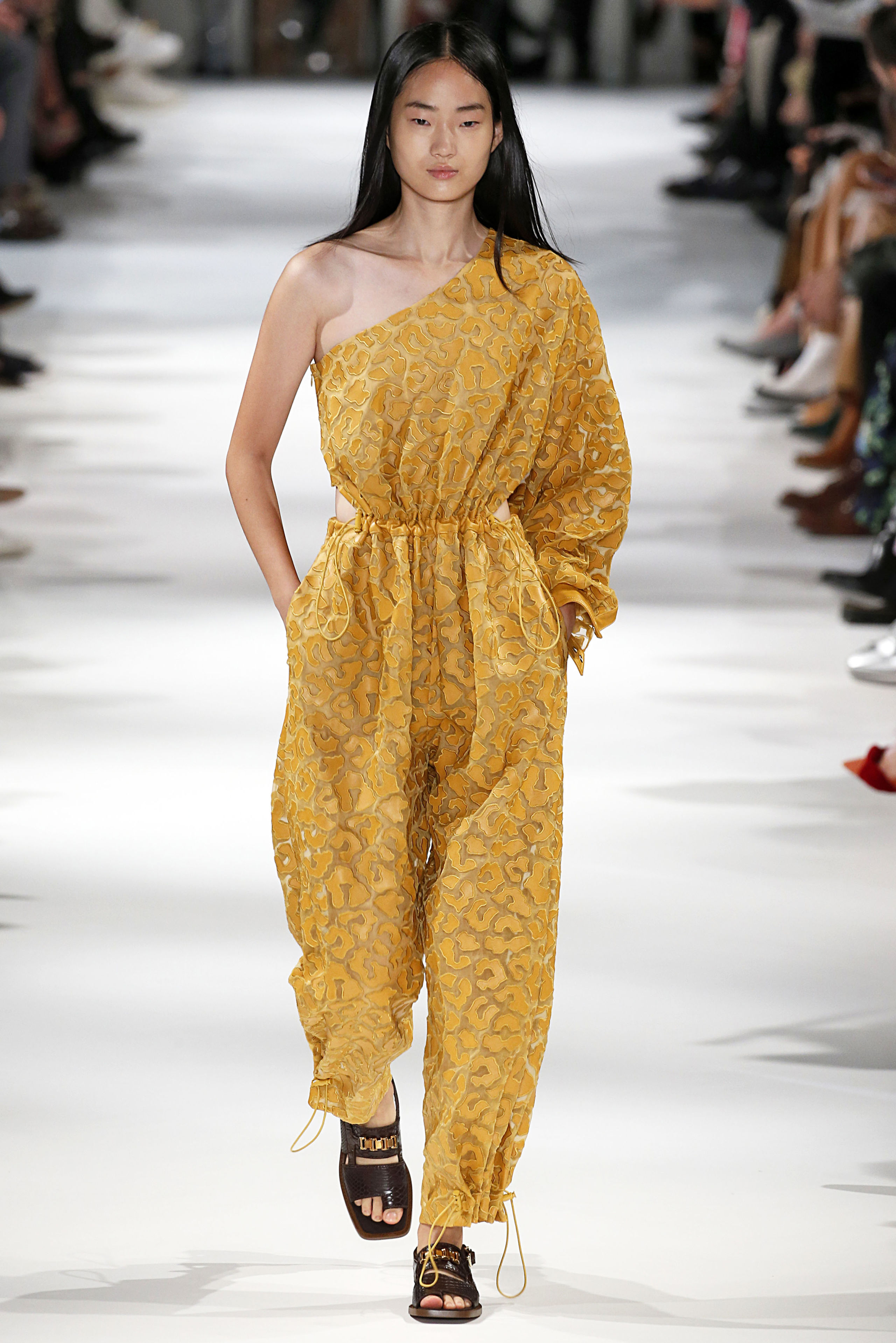 Stella McCartney SS18: Boiler Suits, Big Silhouettes And Bold Prints