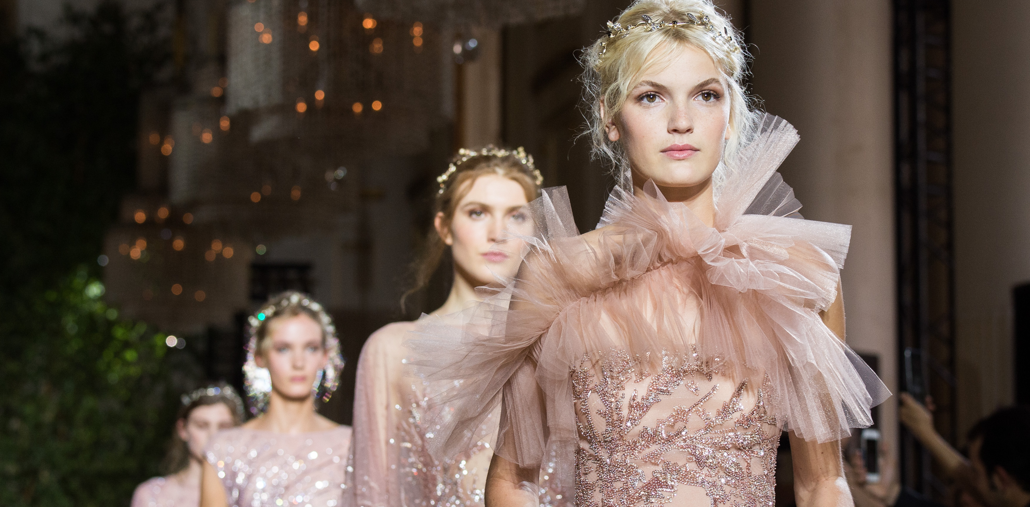 Iris van herpen fall 2022 couture. “haute couture” ирис ван херпен. Iris van herpen fall 2022 dress. Haute fashion. патрисия кутюр.